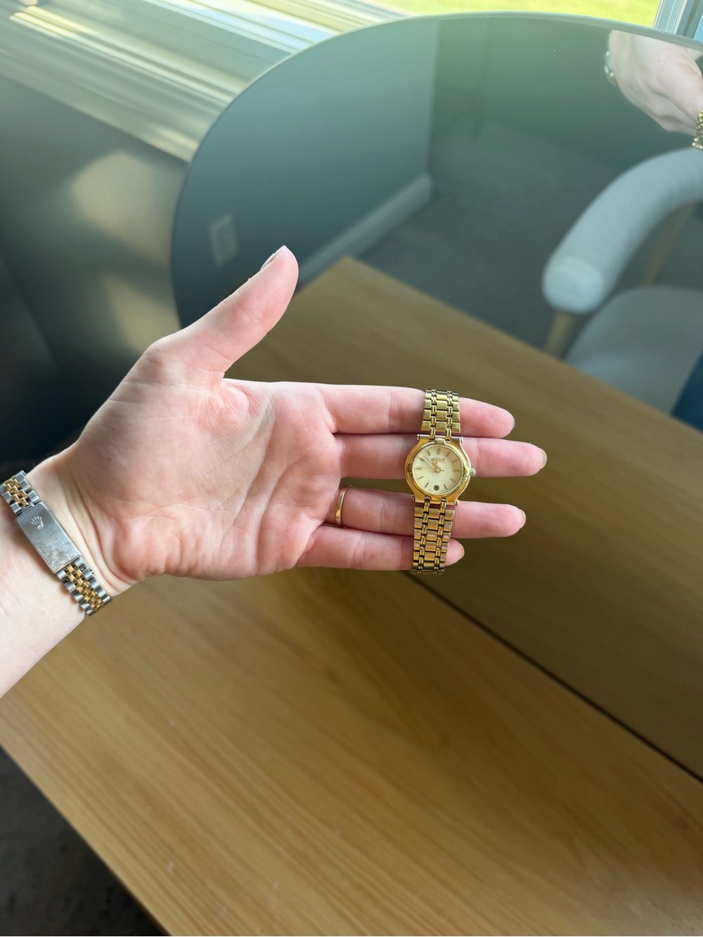 Vintage Gucci Gold Women's Watch - Picture 3 of 4